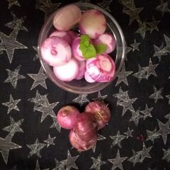 A picture of Vinegar Wale Onions.