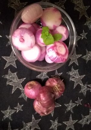 A picture of Vinegar Wale Onions.