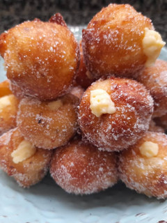 Una foto de Buñuelos de Cuaresma rellenos de crema pastelera