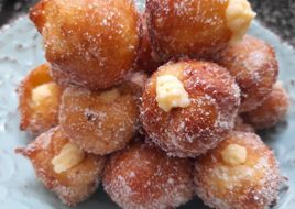 Buñuelos de Cuaresma rellenos de crema pastelera