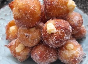 Una foto de Buñuelos de Cuaresma rellenos de crema pastelera