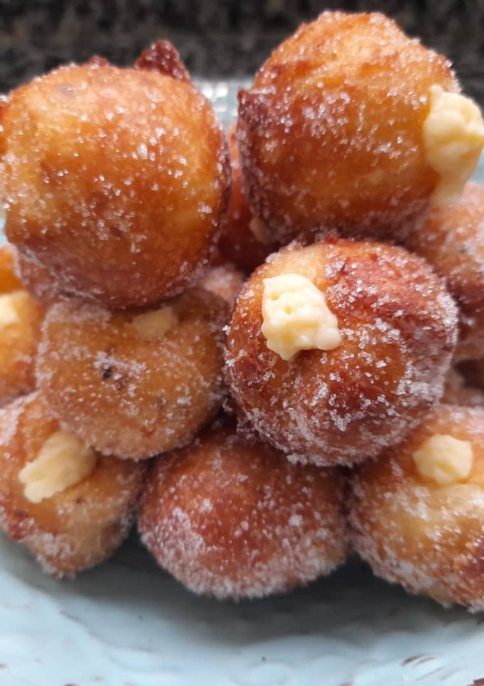 Una foto de Buñuelos de Cuaresma rellenos de crema pastelera