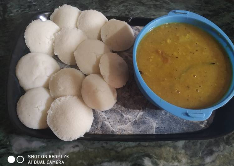 Hot steamed idli with sambhar