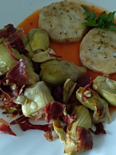 Una foto de Merluza con salsa de pimientos del piquillo y revuelto de alcachofas