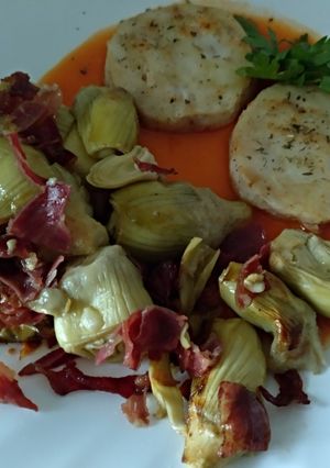 Foto principal de Merluza con salsa de pimientos del piquillo y revuelto de alcachofas