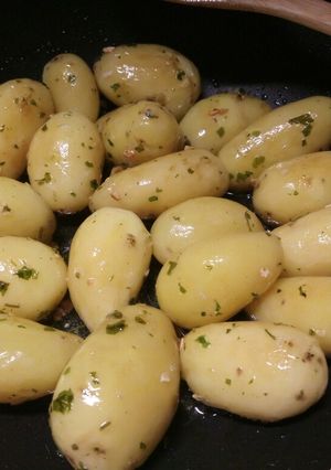 A picture of Garlic and parsley butter sautèed new potatoes 🎄.