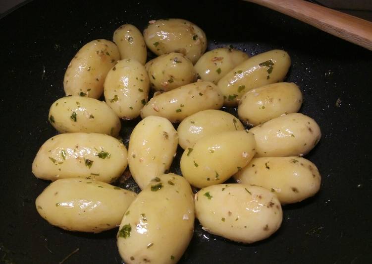 Garlic and parsley butter sautèed new potatoes 🎄