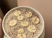 Una foto de avena con leche y canela