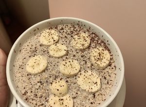 Una foto de Avena con leche tibia con chocolate y canela