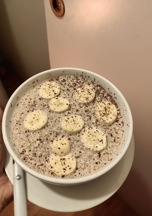 Una foto de Avena con leche tibia con chocolate y canela