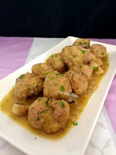 Una foto de Albóndigas de ternera y calabacín en salsa