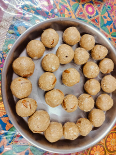 तिल, गुड, मूंगफली, ज्वार आटा लड्डू रेसिपी मुख्य फोटो