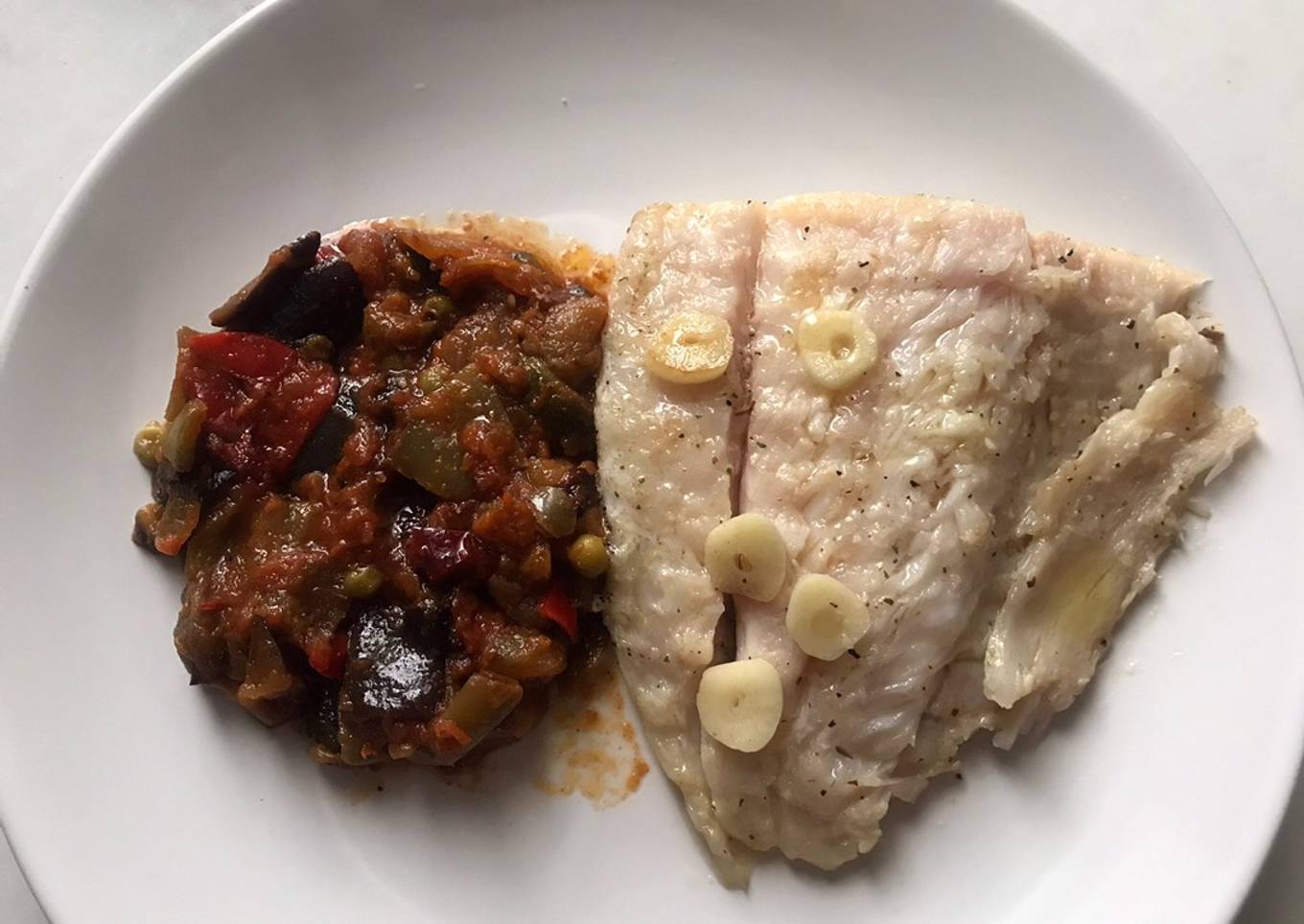 Perca a la plancha con pisto de verduras y ajo