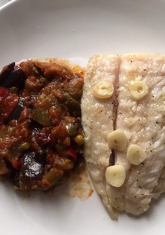Una foto de Perca a la plancha con pisto de verduras y ajo
