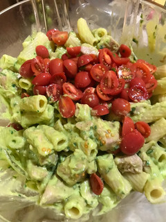 Una foto de Pesto y palta al estilo de ella