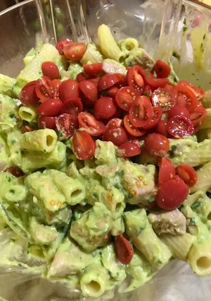 Una foto de Pesto y palta al estilo de ella
