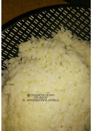 A picture of Hainanese Rice in Rice Cooker.