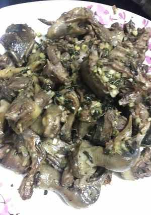 Hình của món Chim câu xào rau răm.
