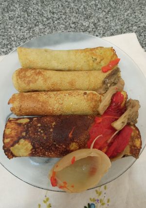 Una foto de Panqueques de harina de arvejas rellenos con escalibada