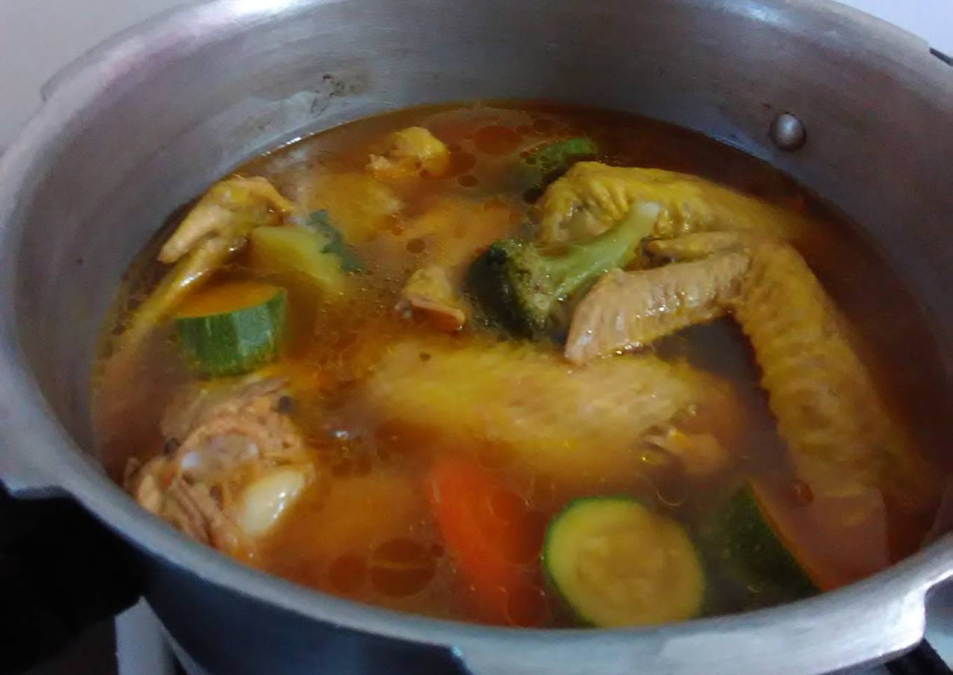 Caldo de pollo exprés