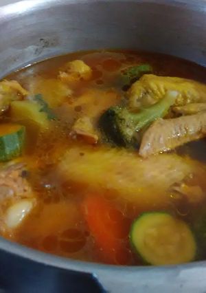 Una foto de Caldo de pollo exprés