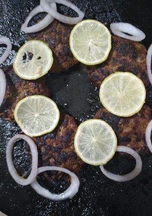 A picture of Tawa kache qeeme ke kabab.