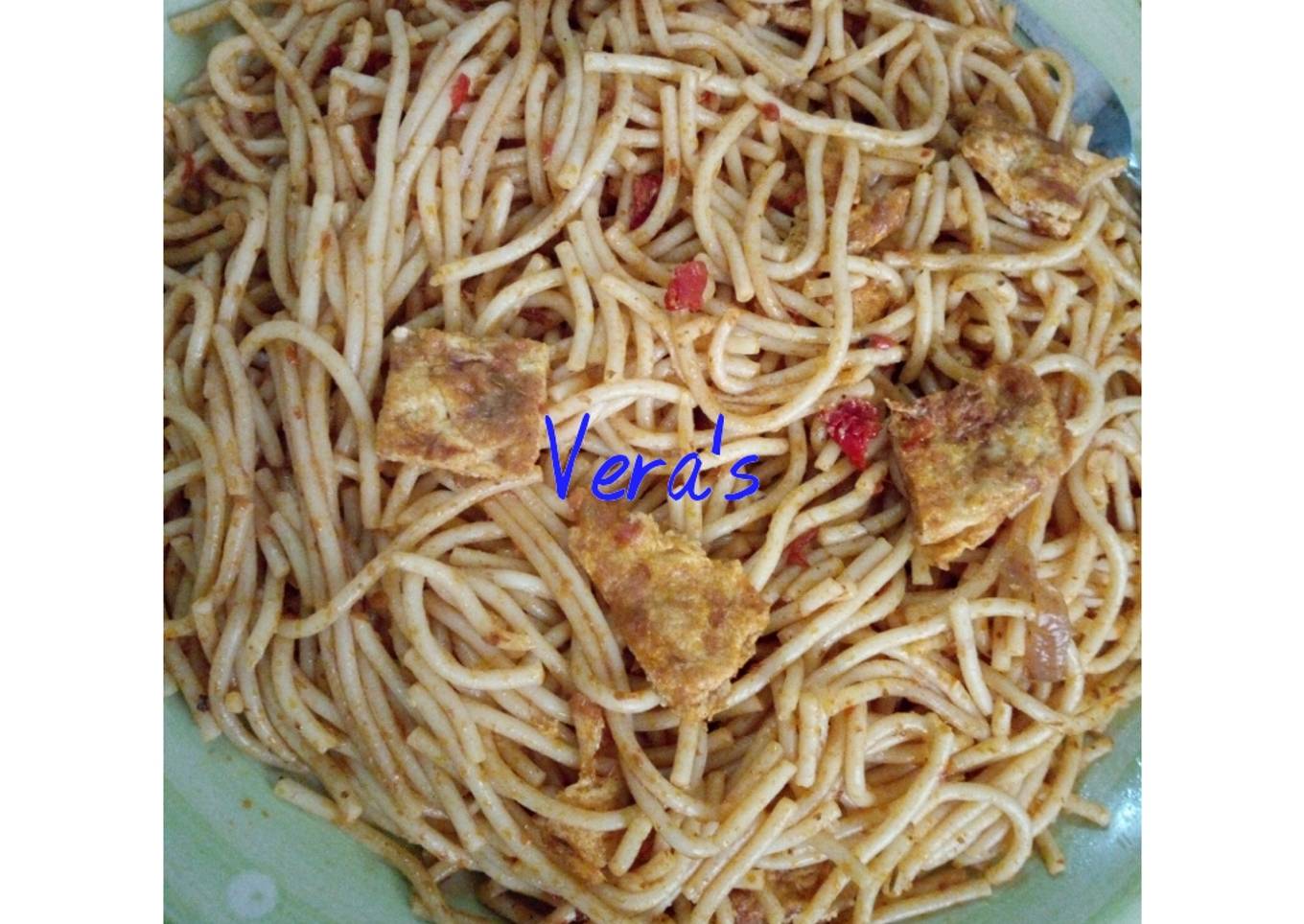 Spaghetti and fried egg garnishing