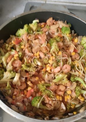 Una foto de Camarones con vegetales