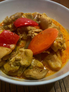 Una foto de Curry rojo de pollo