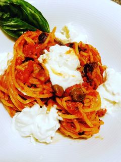 Una foto de Espaguetis integrales a la puttanesca con burrata