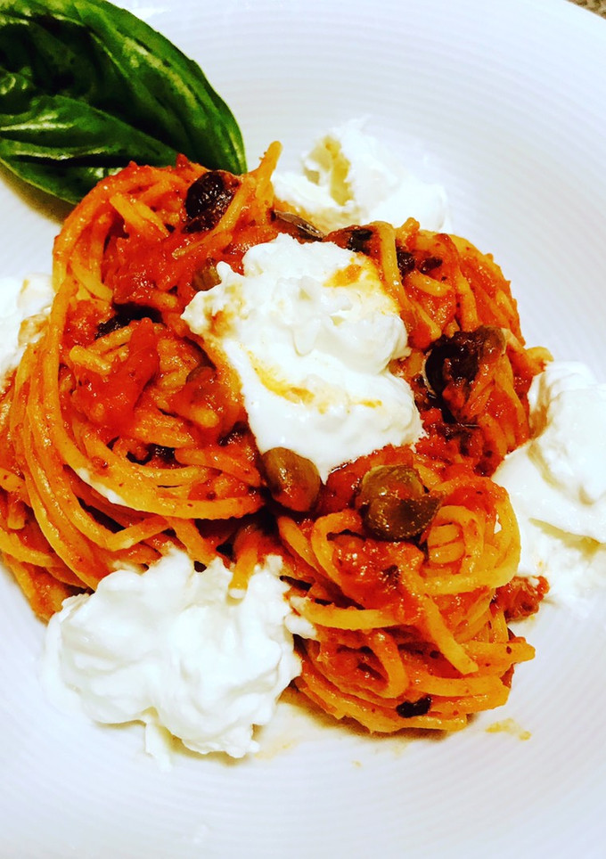 Una foto de Espaguetis integrales a la puttanesca con burrata
