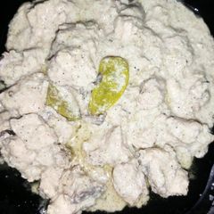 A picture of White creamy chicken karahi.