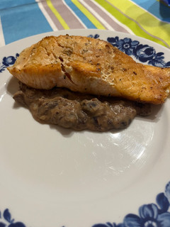 Foto di Salmone su crema di fagioli alla messicana