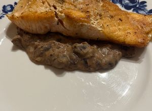 Foto di Salmone su crema di fagioli alla messicana