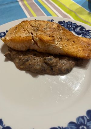 Foto di Salmone su crema di fagioli alla messicana