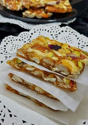 ડ્રાયફ્રુટ ચીક્કી (Dryfruits Chikki Recipe In Gujarati) રેસીપી મુખ્ય ફોટો