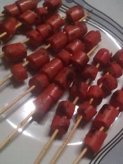 Una foto de Salchichas en brocheta asadas