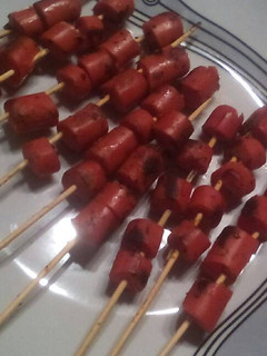 Una foto de Salchichas en brocheta asadas