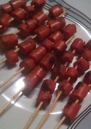 Una foto de Salchichas en brocheta asadas