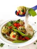 Sopa tailandesa de albóndigas de pollo y noodles de arroz