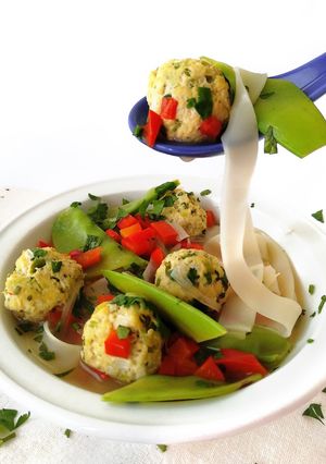 Una foto de Sopa tailandesa de albóndigas de pollo y noodles de arroz