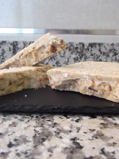 Una foto de Turrón de chocolate blanco con avena y almendras