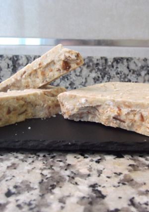 Una foto de Turrón de chocolate blanco con avena y almendras