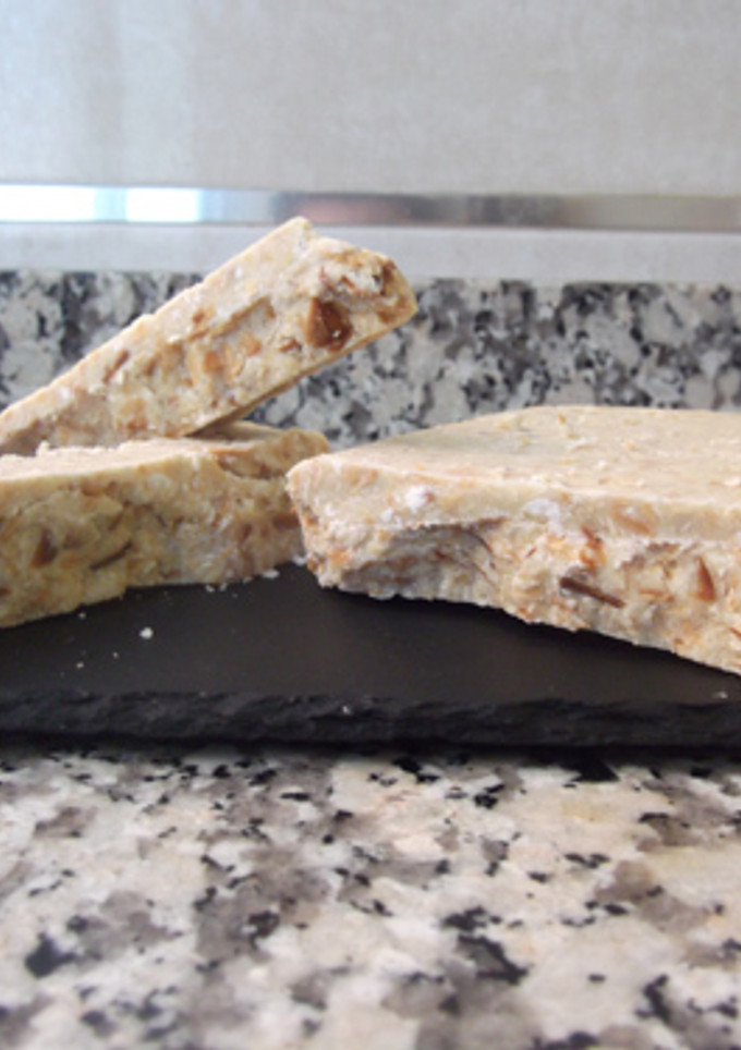 Una foto de Turrón de chocolate blanco con avena y almendras
