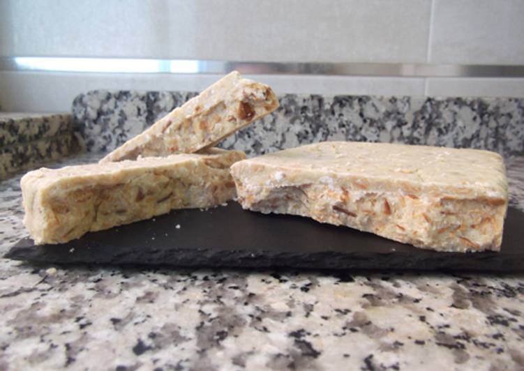 Turrón de chocolate blanco con avena y almendras