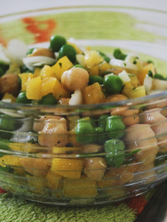 Una foto de Ensalada de garbanzos, pimientos y guisantes