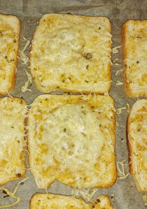 Fokhagymás sajtos fűszeres pirítós recept fotója