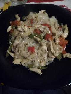 Una foto de Noodles de arroz con verduras y pavo