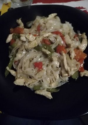 Foto principal de Noodles de arroz con verduras y pavo