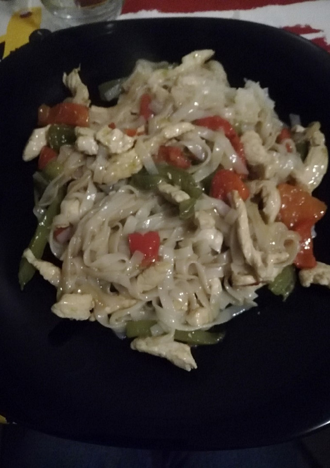 Una foto de Noodles de arroz con verduras y pavo
